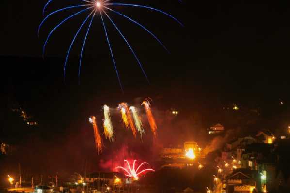 08 November 2009 - 19-30-37.jpg
Kingswear's very own firework display. The crowd gather down at Waterhead Creek park and the fireworks detonate from Darthaven. Works very well, even if viewed from Dartmouth.
#KingswearFireworks